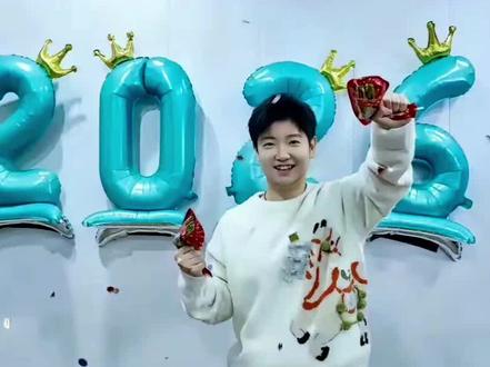 孙颖莎,除夕晒照片,送新春祝福!#世界冠军孙颖莎 #创作者中心 #创作灵感 #新年祝福