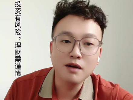 家人们大家好AI存储赛道竞争愈发激烈。三星近日率先交付首批12层HBM4E样品,新品性能提升20%,行业再迎技术升级,作为AI算力的核心硬件,HBM高带宽内存如今供不应求。此次三星推出的12层堆叠HBM4E,在容量、传输速度上全面优化,进一步巩固自身技术优势。 目前全球存储大厂都在加码新一代产品研发,行业竞争已进入白热化阶段。HBM技术迭代提速,也将持续带动整个AI硬件产业链发展。
接下来,各大厂商的技术与产能比拼还将继续,国产替代也在积极竞争,AI存储领域的格局变化值得持续关注。#财经#股票
