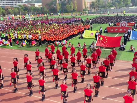 第四届校园运动会来啦~
与校同岁的四年级,真的很不错👍
改编版《强国少年》
#记录校园生活 #开幕式节目 #运动会 @抖音小助手