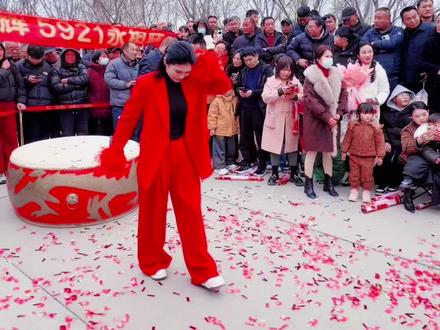 #郑艺@郑艺🎤浴火重生 直播现场人山人海,场面那是相当的壮观