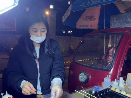 新手详细教程来了,淀粉肠怎么烤不容易回缩#记录摆摊的点点滴滴 #用抖音记录人生 #用抖音记录人生 #淀粉肠是烤肠界的扛把子 #脆皮烤肠摆摊