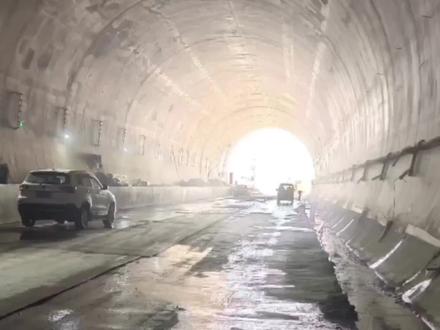 高铁隧道泄水打孔全部过程#高铁隧道泄水打孔 #隧道工程 #隧道施工