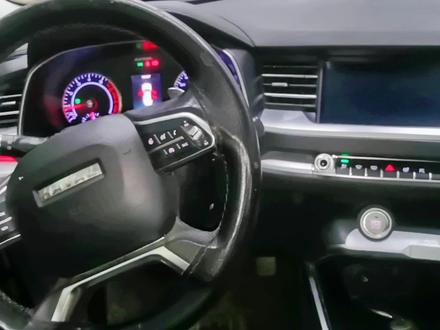 #哈弗H6或H2,分享故障案例,点赞👍关注❤️维修不迷路
#中控导航屏黑屏不显示,检查28号保险插一个烧一个存在短路现象,调线路图发现它是有个转换器,称为DC模块也叫稳压器。检查出天窗漏水导致模块进水,处理后,更换此模块即可。(模块有改进的,它密封性会更好)