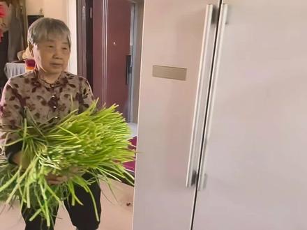 炒蒜苔炒蒜苔#搞笑 #河南方言 #创作者扶持计划 #情侣日常 #傻雕的日常