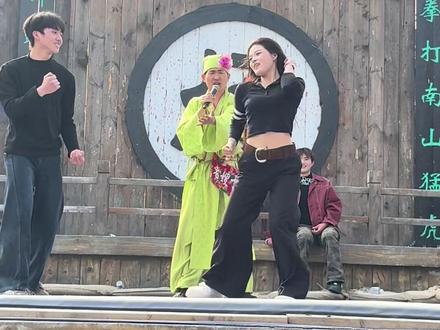 开封万岁山武侠#2026年3月10日老嫂子斗舞最激烈最高水准精彩表演不容错过#舞林高手过招招招精彩绝伦#让人尖叫不停惊喜不停