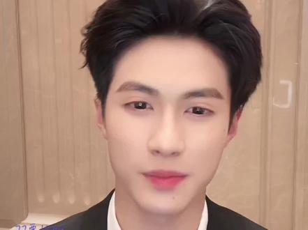 #杨鹏丞 #邓灵枢 #夏易 #东皓 #杨耿俊 2026/4/6直播录屏
《秩序之外》剧组主创人员在直播中分享了拍摄趣事、对角色的理解以及对剧的评价。他们认为剧中的感情线纯粹动人,没有文戏感,受到观众好评。