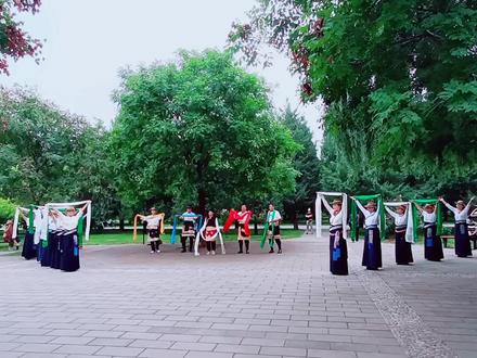 杨老师在给队员们排练《哈达舞》!北京锅庄青年公社舞蹈队 #锅庄跳起来 #民族舞蹈舞出民族特色