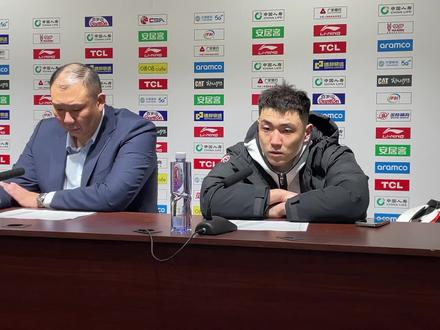 这就是队长!高诗岩坚决维护王晗:大家多点包容!#山东男篮 #比赛现场 #CBA