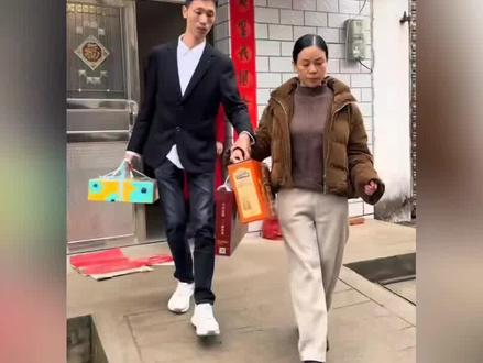 李鑫失联一夜后终于回来了,姐弟俩已和好,养家哥姐出面替他说话