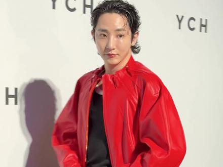 #李洙赫 红色皮衣造型亮相上海时装周YCH大秀这状态如何