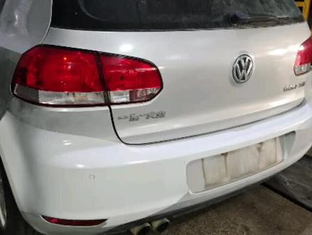 大众第6代高尔夫,门板扶手和中间挂档座黏黏的,直接更换没有宝马的命却得了宝马的病#大众高尔夫#焕然一新 #汽车知识分享