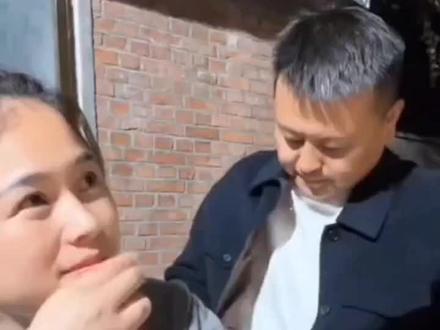 请大家不要喷@陈晓娜 ,@李宝宝 家人太不容易了。我们都要理解他们,当时追求宝宝的女孩挺多的,私信又特别多,晓娜给宝宝联系上人家才去哈尔滨偶遇的,结果宝宝不主动,晓娜觉得没戏就放弃了,后来晓娜去了韩束工作,机缘巧合两个有缘分的人又相遇了,然后老六又觉得宝宝的粉丝少,再加上粉丝想看宝宝和晓娜谈恋爱,借题发挥而已,让宝宝和晓娜来更新视频来一波流量,结果大家都知道了……现在网友不是说晓娜有心机就说老六是剧本,今天直播他们团队的人解释半天还是说啥的都有,搞得宝宝和晓娜特别自责,都哭了!然后艳颖又给大家道歉说不该情景再现,可是网络、段子、电视剧,哪一个不都是情景再现才能让大家看到的呢,希望大家包容一下@董艳颖 团队,宝宝和晓娜不容易,能走到一起缘分太重要了, 宁拆十座庙,不破一门婚 ,大家少说一句吧,就是我们生命中总会遇到一些巧合的事情,可也不是剧本不是吗?那些有心翻出一年前的视频究竟寓意何在?心存善念,善行义举,多想想董艳颖团队带给我们大家的欢声笑语。