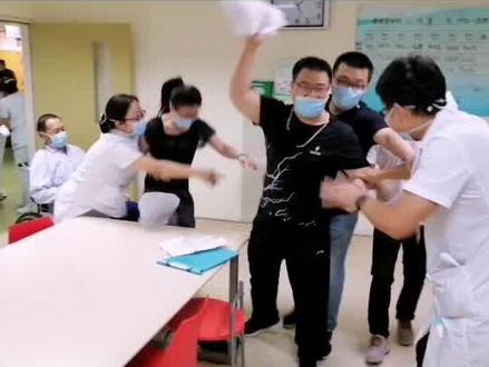 济医附院康复科与保卫处联合,进行暴力伤医事件应急预案演练,保卫医务人员安全。#应急预案演练 #戏精 #暴力伤医
