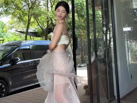 女孩子才不会嫉妒我呢,她们会问我衣服链接 问我裙子链接,问我如何练出直角肩……#珠满摇第一视角#珠满摇舞蹈挑战 #多人合拍珠满摇走位舞#宝妈爱跳舞#鞠婧祎