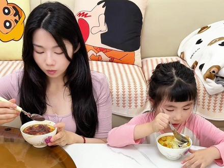 广东揭阳离异单亲妈妈,拒绝外卖!6块钱给女儿做了甜品 真不是舍不得点外卖,只是觉得二三十买份甜品,实在太心疼了。
生活费紧巴巴的,能省一点是一点。
就用家里现有的材料,花6块钱给她做了一碗。
她吃得比什么都香,说比店里的还好吃。
其实孩子要的哪里是贵的东西,是你愿意为她花的这份心思呀。
#省钱小妙招 #潮汕宝妈 #认养一头牛 #生活碎片记录 #离异带娃