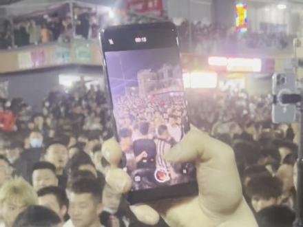 #盐灶拖神 他说迈挤迈挤,被人听成领妈紫领妈紫,然后就……😭#普通话的重要性 潮汕话迈挤和领妈紫发音差不多,迈挤是不要挤的意思,领妈紫是问候别人妈妈的意思,类似于nmb ……