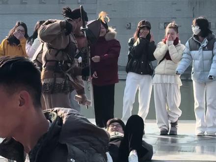 小伙太入戏了!!给铜贼气的不轻~#清明上河园 #清明上河园金国大将军 #现场感染力太强了 #现场观众互动