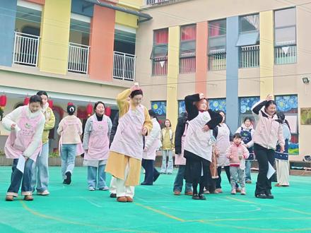 晨会游戏的1000种玩法之“夹纸顶杯”
一张纸一个杯,玩的是专注,拼的是配合!
#芭学园小鸟幼儿园 #芭园日常 #晨会游戏#夹纸顶杯游戏