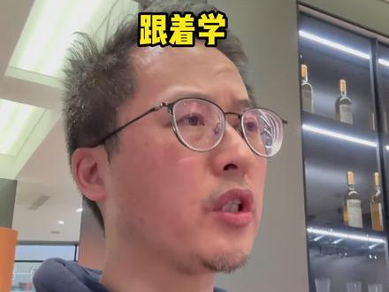 抽屉看着高,拉开空间只有一半怎么办?
1.给占空间的凹槽去掉,给抽屉加一个内抽面,高度做满整个空间,外抽面做斜边扣手工艺,这样内部抽屉空间我就能随意调节高度了,保证颜值高的同时,空间利用也最大化了。
2.抽屉做深一点,40公分深的柜子抽盒最少做到35公分,不要拉出来很浅,还是放不了多少东西。
#抽屉怎么做更实用#抽屉免拉手#抽屉高度#抽屉深度#全屋定制