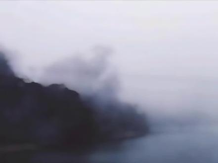 玉纤阿沉默着。
她慢慢说道:“你答应了娶我。你说这些,是想要反悔么?”
范翕说:“我不想反悔,我怕你反悔。”
俊美的青年红了眼,仍靠门仰脸,目光阴森又执拗地望着天上的濛濛明月。
他喃声:“我失了父母,背后无人可依。我疑神疑/鬼,整日怀疑这个,算计那个。我还脑子有/病,说不定什么时候就会犯/病。我嫉妒心强,控制/yu/强,杀/心重,看谁都不顺眼。我还想夺位,还想复/仇……稍不小心,我就会摔得粉身碎骨,坠入深渊,不知明日在哪里。”
他红着眼眶笑。
他自若的:“但是如果你能接受这些,还愿意嫁我,我会对你特别好。玉儿,我会对你好的。只要你不是要离开我,你要什么我都帮你。天上的星星月亮我愿意帮你摘,春天的花、冬天的雪,我愿意陪你赏。你嫁了我,想做什么便做什么,正如你未嫁时一般,我绝不管你。”
“只要我有的,我都与你分享。我没有的,你若是想要,我也打下送给你。咱们相识一场,你知道我的心,我已不必累述。我会让你成为天下最幸福的妻子,我什么都听你的。”
“你若是错过了我,也许你还能过得很好。但你再找不到像我这样爱你如性命的人了,你再找不到我了。”