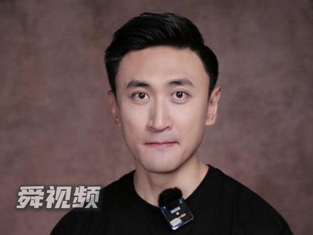吴宜泽绝杀墨菲,成为首位 00 后斯诺克世界冠军。丁俊晖孤身拓荒、自费办学为后辈撑伞,吴宜泽举家逐梦不负期待。两代台球少年薪火接力,中国斯诺克从孤星闪耀,迈入群星璀璨的新时代!#丁俊晖 #吴宜泽 #中国斯诺克 #斯诺克