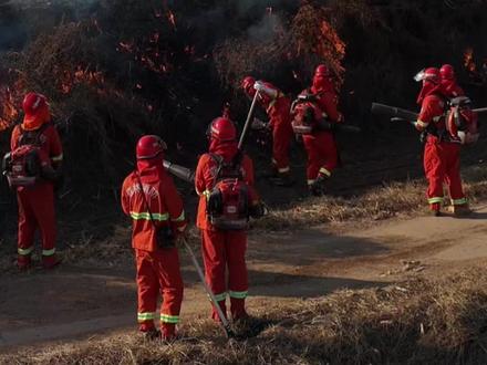 #消防救援 #无人机 #水基灭火剂#消防安全 #灭山火 12月26日唐山滦州消防演练:鲲鹏无人机搭载灭火剂投放,快速响应升空,突破浓烟阻隔,迅速抵达火场上方精准作业,不用绕路,精准覆盖火点实施定点投送,加快灭火速度,有效提升消防作业安全性与效率,科技守护山林安全