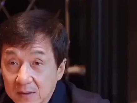 71岁成龙自曝已制作“告别的歌”,将在自己去世那天发布。成龙:能慢慢变老是种幸运。 #成龙 #热点