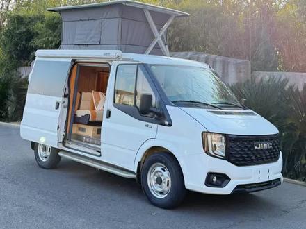 这大概是全国能找到的最小房车了吧,车长不到5米,车宽2.08,普通停车位轻松停。车高2.18可以过限高下地库,整车5个座位3张床,通勤能坐5个人,旅行能睡4个人,升顶就是二层小洋楼,停车休息的时候内高2米左右,在车内站直身体不压抑,厨房区能做饭,卧室区能睡觉,独立抽拉卫生间能上厕所能洗澡,通勤代步、假期旅行、学习办公,一车多用,不会闲置,冬有柴暖、夏有空调,2.0t柴油发动机,8at自动挡,挂蓝牌、C证就可开,六年一检十年两检,宿营车公告,没有强制报废年限,开到老,玩到老#宿营车厂家 #升顶房车 #江铃福顺 #房车旅行 #露营车改装