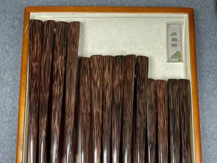 春天的第一把扇子,给你们准备的是:
去年票选最受欢迎折扇第一名🥇
百搭款全棕竹折扇!
幽兰阁出品,俘获了无数姐妹芳心的越南进口黑棕全棕棕竹折扇!
哈哈这套词咋样!真的是老粉几乎人手一把的扇子了,搭配什么扇面都好看,没有他压不住的款,跟着幽兰阁玩扇子,棕竹是一定要备一把的!
到夏天你们就知道有多疯狂了!
幸亏有存料,不然今年真怕供不上你们啊!去年给师傅累坏了,今年早点开始做扇子,提前准备好。
这次给你们做的手工棕竹折扇,7寸、8寸、95寸的尺寸都有,头型有你们最爱的直方,文雅的古方,经典的马牙。
扇子|折扇|文玩女孩|德云女孩
#扇子 #文玩女孩 #折扇 #棕竹折扇