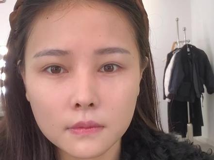 美绘helen老师捏骨大法🌟
教你如何在原生面部基础上重建光影结构
值得逐帧学习🎧
#骨相感妆容 #成都学化妆 #一对一美妆私教 #美绘美妆 #变美技巧
