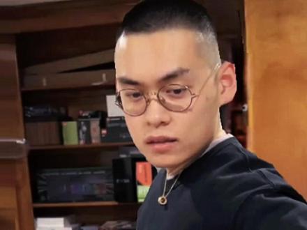 谁发明的手机摄像?祝你新年快乐吧