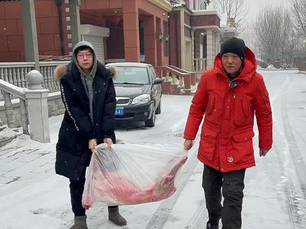 哥们送了只羊,我爸乐坏了,我妈说生我时候他都没这么高兴。