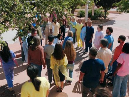 逐渐封神!同乐者们集体痛哭!反抗者的代价是泯灭人性 为了对抗入侵者,你愿意付出多大的代价?是宁愿吞咽狗粮也不接受施舍的尊严?还是为了求一个真相,不惜对那个全世界对你最好的‘人’痛下毒手?
在本期视频中,我们将深入解析这一集令人窒息的剧情。面对那个拥有集体意识、能够共享悲喜的“同乐者”群体,人类的反抗显得如此无力且悲壮。
镜头的一边,是马努索斯在饥饿与尊严之间的极限拉扯,宁愿像狗一样进食,也不愿成为被饲养的“宠物”;
镜头的另一边,是主角卡罗尔为了寻找让世界复原的解药,一步步褪去人性的光环,化身为了那个令人胆寒的“反派”。
当她说出真相往往是残酷的,当吐真剂缓缓推入静脉,当所有的同乐者因为一个人的痛苦而集体落泪……我们不禁要问:在这场文明的博弈中,究竟谁才是真正的怪物?
#同乐者 #文斯吉利根 #绝命毒师 #美剧讲解 #神剧解说