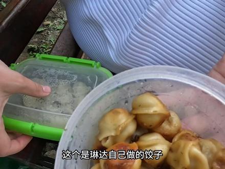 俄罗斯女友给我准备了惊喜!亲手包饺子给我吃,这味道咋怪怪的? #旅行者周大侠 #俄罗斯美女 #中外情侣