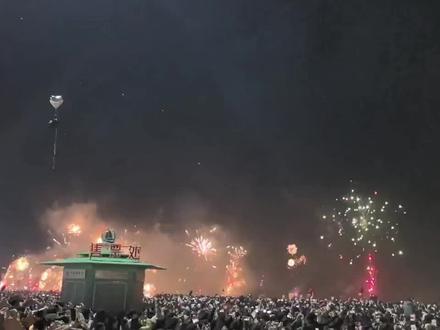 视频拍摄于2025年1月1日零点青岛#石老人海水浴场 跨年夜 距离2026年1月1日还有一周 我们总以为来日方长 可转眼一年又要过去了