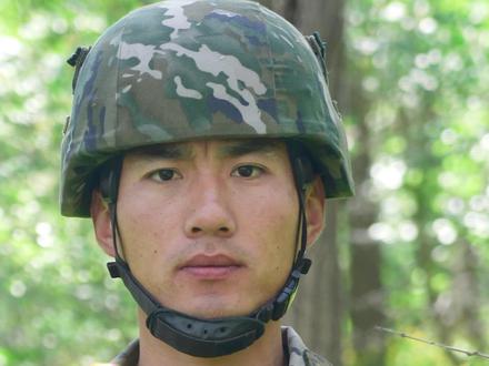 武警野战生存训练之钻木取火 #野战生存 #武警 #沉浸式