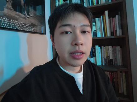 《阿凡达3》我不把他当男主片 昨晚看完《阿凡达3》,三个小时真不是闹着玩的,我进第三幕前还是去了一趟厕所。
但我先说结论:如果你想要一场“逃离现实的梦”,它很值,尤其适合大银幕。
网上很多人吵“男主像摄像头、没能动性”。我反而觉得这评价太旧了——《阿凡达》真正的主角从来不是杰克,而是潘多拉:生态、族群秩序、审美统一性、那套自然哲学。你进影院就是把眼睛借给角色,去那颗星球待一会儿。
视听工业这次是王炸级别:水火灰尘的质感、材质的细节、空间和声音的包裹感,都比《水之道》更进一步,像在“造世界”而不是做特效。
缺点也有:文本有点“老登味”,议题偏最大公约数;个别行动逻辑不够丝滑,会让我短暂出戏。
但整体骨架很稳,也有一些年轻编剧的网感台词,后面很可能会被二创玩出圈。
观影建议:少喝水 + 大屏/杜比/IMAX。
#阿凡达3 #电影阿凡达3