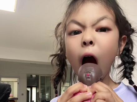 最近火得不行的娜塔莎小黑人造型巧克力棉花糖给我家小孩姐也入了 .原型是爆火的娜塔莎捏捏乐解压玩具,能捏能吃. 不必戒糖,偶尔一小块 .娜塔莎棉花糖,孩子的快乐远比克制更珍贵.甜食适量就好,比起严控忌口,孩子瞬间的快乐才是童年宝藏。
#小博主成长 #魔丸小孩姐 #棉花糖 #娜塔莎 #小孩姐的技能包到底有多丰富