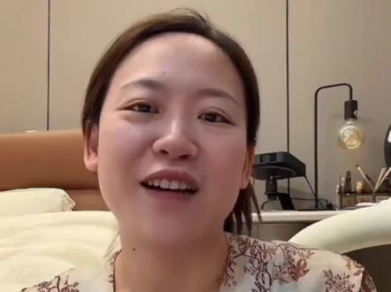 “我和大陆失联的这八小时里,他向我坦白了一切……”“你无聊的消遣,我当做真爱降临”#飞机八小时 #异国恋 #飞机 #杨怼怼