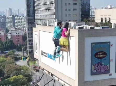 网友拍下商场楼顶诡异人头雕像 商场称开业至今没人投诉过 城市在发展 审美在进步 公共艺术不能“一放了之” #江苏常州 #商场回应楼顶惊现诡异人头雕像 #常州一商场楼顶惊现诡异人头雕像 #网友拍下商场楼顶诡异人头雕像