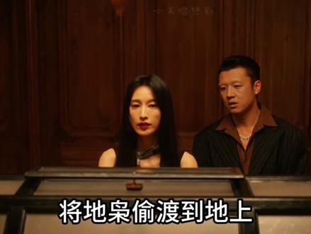 《枭起青壤》大结局!林喜柔被炎心拖地底 褪去人形还沦为玩具! 电视剧《枭起青壤》中反派林喜柔的原著结局,她作为地枭首领作恶多端,最终被变成白瞳鬼的炎心拖入地底,褪去人形沦为玩物后被虐至死,算是恶有恶报的结局,相关情节和人物背景如下:
核心人物的恩怨渊源
林喜柔:本名李双秀,地枭族群的首领。她早年以保姆身份潜入炎家,制造阴谋害死炎拓的父亲并将其变为自己的伥鬼,还杀害了试图反抗的炎拓母亲,之后冒用他人身份以炎拓养母的名义掌控了炎家产业。她为维持人形和实现 “人枭共生” 的野心,不仅圈养人类作为 “血囊” 续命,还把炎拓 5 岁的亲妹妹炎心扔进了人界与地枭界的界限 —— 黑白涧。
炎心:炎拓的亲妹妹。黑白涧有着 “人为枭鬼,枭为人魔” 的恐怖规则,常人进入后会逐渐丧失记忆和情感,身体发生变异。炎心在这里变成了白瞳鬼,模样变得双眸混白、皮肤惨白,虽失去了部分人性,却始终暗藏着对仇人的恨意,后来还被同样成为白瞳鬼的聂九罗母亲收养得以存活。
结局的来龙去脉
林喜柔一直计划带领地枭族群从地底偷渡到地面,为此她花费多年布局,甚至召唤枭鬼等势力助力,可她的野心和一系列残忍行径,遭到了炎拓、聂九罗等人的联手反抗。在金人门的混战中,林喜柔的势力损失惨重,身边的人形地枭被大量屠杀,她自己也被炎拓觉醒的血脉重创。
而早已变成白瞳鬼的炎心,此时终于找到了复仇的机会。原著中,炎心将重伤的林喜柔拖进了地底。由于地枭离开地面后若返回地底会迅速衰老,且失去血囊维持的林喜柔无法再保持人形,最终她褪去人形,沦为炎心的 “玩具”,在折磨中悲惨死去。不过剧版结局有所改编,简化为炎心直接亲手杀死林喜柔,以此完成了对家族和自身的复仇。#枭起青壤 #电视剧解说 #唱歌解说 #女性成长