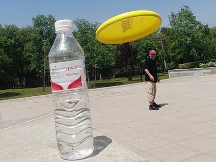 纸飞君:我本想飞瓶盖!相机:为什么受伤的总是我#飞盘 #Trickshot