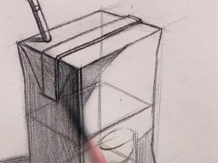 画牛奶盒的结构素描时,要多注意它的画面整体关系和透视关系,透视很关键。大家多多练习,加油💪#素描