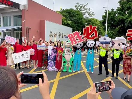 高考首日,今年考场外的“显眼包”应援团情绪价值拉满了!#2024高考#应援团#高考加油