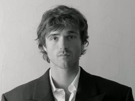 Jacob Elordi 为什么是2026男性风格顶流 《亢奋》第三季刚播,Jacob Elordi 又一次霸屏。但比起荧幕上那个让人又爱又恨的 Nate,现实中的他才是真正的穿搭教科书。
他把「Dirty Prep 脏感学院风」玩得炉火纯青,宽松复古卫衣+运动短裤+乐福鞋,手提 Bottega Veneta,随意但充满自我表达。接手 Chanel 蔚蓝香水后,又多了一层克制的「巴黎知识分子」滤镜。
他的身上有一种很少见的气质:1950s 式的高大压迫感,却被一只手袋和微驼的站姿全部软化,力量与温和居然能在同一具躯体里共存。
男性审美正在悄悄变化,Hypebeast 退潮,结构性单品回归,「精致但不做作」才是新方向。
你喜欢 Jacob 的哪款搭配?评论区聊聊~
#播肆Poise #JacobElordi #男生穿搭 #男生好物推荐 #把钱花在刀刃上