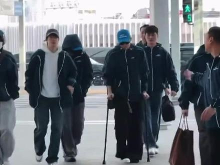 哥几个就这样马不停蹄出发肥伦秀
南俊尼真的让我心疼又好笑🥺
#BTS #防弹少年团
#BTS回归
#防弹少年团回归
#ARIRANG
cr:@Taehyungimpact(X)