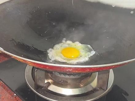 四步煎出一个好吃又简单的荷包蛋,喜欢吃荷包蛋的学起来吧#手煎荷包蛋 #在家做美食 @抖音小助手 #@DOU+小助手