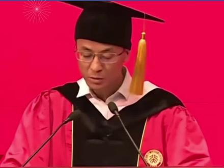 北大哲学教授程乐松毕业致辞,人生最重要的能力是区分理想与欲望 《北大教授解剖2025年轻人症:你在认真表演“别人眼中的自己”》 你是否常常陷入 “表演式积极”?发朋友圈精修图配励志文案,社交场合强装自信侃侃而谈,却在深夜独自焦虑…… 北大哲学系程乐松教授一针见血:生活最大的敌人,是不自觉活成了别人眼中的虚假模样! 什么是真正的人生?教授用 “为己之学” 给出答案:知识不是竞争的武器,更不该成为伪装自我的面具。与其追求他人仰望的 “抽象伟大”,不如脚踏实地专注当下,因为所有被仰望的成就,不过是平和专注的自然结果。 哲学如渡船,载我们在盲目的信念与极端的怀疑间找到平衡。戳开视频,听教授用哲学智慧,带你挣脱虚假表演的枷锁,拥抱真实滚烫的人生! #哲学思考 #真实生活 #虚假表演 #北大教授 #程乐松