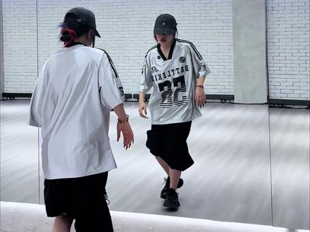 都来给我建设这个快脚的小猪好吗!#张奕然进行曲教程 #tf家族四代 #realligator #张奕然 #舞蹈分解教学视频