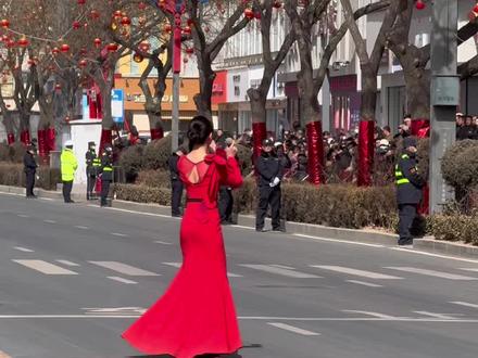 春雨陪您一同在榆林全国秧歌展演现场过大年🏮#新年快乐 #全国秧歌展演 #榆林过大年 #现场演唱